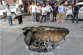“路面塌方已成習慣”小編表示很疑惑